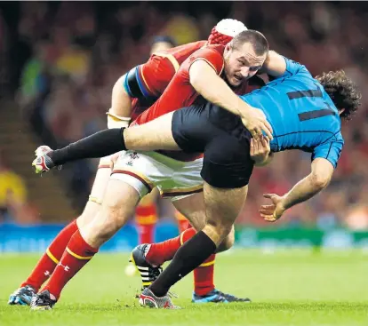  ??  ?? Uruguay war für Wales in Cardiff eine leichte Beute – die Südamerika­ner versuchten zu genießen.