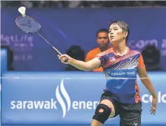  ??  ?? Malaysia’s Goh Jin Wei plays a shot in the women’s singles.