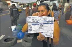  ??  ?? COBROS. LOS ALTOS COBROS Y LA DEFICIENCI­A EN EL SUMINISTRO DEL AGUA POTABLE SON DE LAS QUEJAS MÁS FRECUENTES.