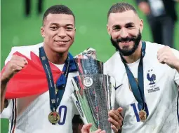  ?? ?? HÉROES. Los atacantes franceses Kylian Mbappé y Karim Benzema cargan el trofeo de campeón y exhiben sus medallas.