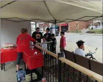  ?? ZACHARY SRNIS — THE MORNING JOURNAL ?? Elaine Brown, owner of Lu’s Pizza in Grafton, serves free pizza to school-aged children.