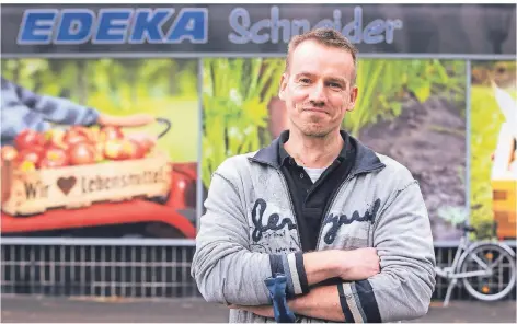  ?? FOTOS (2): REICHWEIN ?? Frank Schneider, 43, leitet die Edeka-Filiale in Ruhrort.