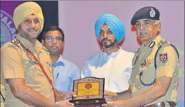  ?? GURPREET SINGH/HT ?? Punjab DGP Suresh Arora (right) honouring inspector Gurmel Singh for helping addicts give up drugs, during a programme in Doraha on Friday.