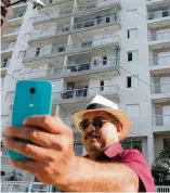  ??  ?? Atração. Edifício Solaris onde fica o triplex atribuído a Lula por Moro; curiosos fazem selfies no local