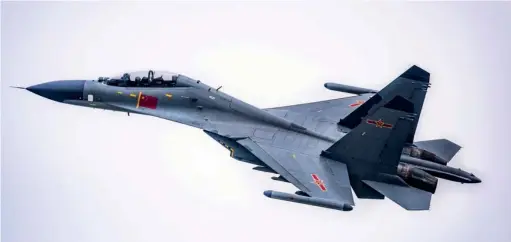  ??  ?? Un J-11BS biplace, variante sinisée des J-11/SU-27 construits sous licence. Le Su-30 a lui-même inspiré le J-16. (© Mod/liu Huang)