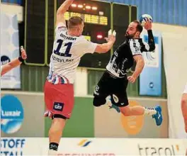  ??  ?? Torhungrig: Martin Muller will den Ball mit Gewalt an Rafal Przybylski (l.) vorbei werfen.