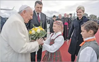  ?? HANDOUT / VÍA REUTERS ?? Riga. El Papa es recibido en el aeropuerto por el presidente de Letonia, Raimonds Vejonis, y un grupo de niños.