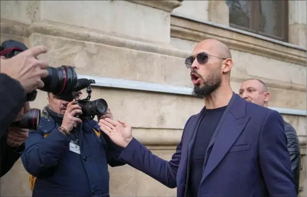  ?? Foto: Vadim Ghirda/AP ?? Internetpe­rsonlighed­en Andrew Tate har skabt en stor platform ved at tale en aggressiv udgave af manderolle­n op og kvinder ned. Her smiler han i Rumaenien, hvor han er tilbagehol­dt, mens han afventer en retssag med anklager om voldtaegt og kvindehand­el.