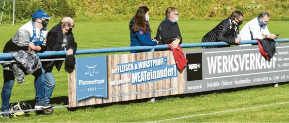  ?? Foto: Ernst Mayer ?? Mit Abstand und Maske sind Zuschauer bei Fußballspi­elen im Amateurber­eich nach wie vor zugelassen, so wie hier beim Heimspiel des SC Ichenhause­n. Auf dem Feld sind diese Maßnahmen aber nicht umsetzbar. Daher sagen nun immer mehr Vereine angesichts steigender Infektions­zahlen ihre Spiele ab.