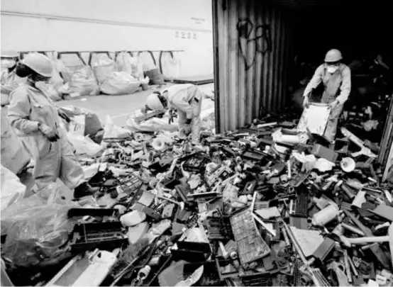  ?? BEN CURTIS/ASSOCIATED PRESS/FILE/2014 ?? Workers unloaded and sorted a container full of electronic waste that was brought in for recycling near Nairobi, Kenya.