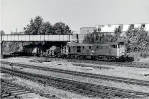  ??  ?? RIGHT: Class 31 31128 arrives under Mylen Road overbridge and into Andover Yard with a short MOD freight from Ludgershal­l on an unknown date. (Michael Bennett)