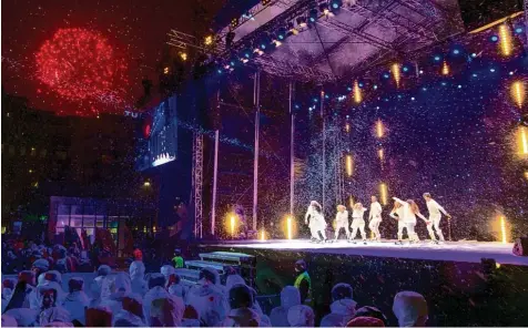  ?? Foto: Ralf Lienert ?? Mit Feuerwerk, Ballett und Schnee wurde die nordische Ski WM in Lahti am Mittwochab­end eröffnet. Auf der Medal Award Plaza im Herzen der Stadt, dort also, wo in den kommenden Tagen Gold , Silber und Bronzemeda­illen umgehängt werden, stimmten sich...