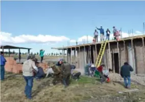  ?? FOTO RR ?? Enkele Peruvianen gooien met snoep op de bouwwerf van de nieuwe kaasfabrie­k.