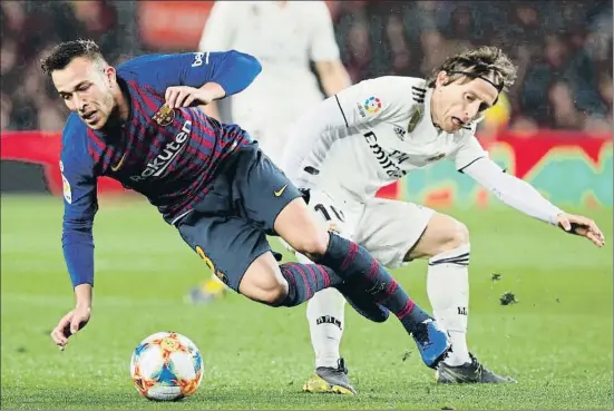  ?? ALBERT GEA / REUTERS ?? Luka Modric derriba a Arthur Melo, el pasado miércoles en el Barça-Madrid de Copa en el Camp Nou