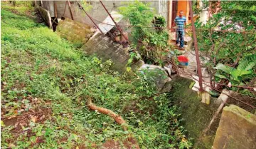  ??  ?? Peligro. Esta es la parte del muro de la colonia San Ernesto que colapsó hace más de un año, pero que se sigue dañando por las correntada­s de agua que se forman en la zona. Temen que haya una cárcava