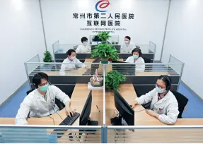  ??  ?? Doctors communicat­e with patients via video at the Internet hospital of the Changzhou No.2 People’s Hospital in Changzhou City, east China’s Jiangsu Province on May 11, 2020.