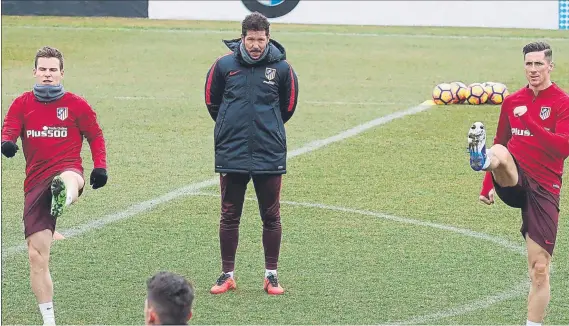  ?? FOTO: EFE ?? Kevin Gameiro y Fernando Torres, con Simeone ‘vigilando’ detrás de ellos. Los dos delanteros están atravesand­o un gran momento