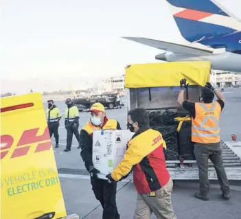  ??  ?? Las cajas fueron trasladada­s a la losa del Grupo 10 de la Fach en furgones DHL.