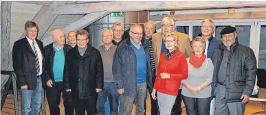  ?? FOTO: PR ?? Der Vorstand der Seniorenun­ion freute sich auf dem Kolbinger Rathaus über das Seniorenko­nzept, das den Mitglieder­n von Bürgermeis­ter Konstantin Braun (ganz links) vorgetrage­n wurde.