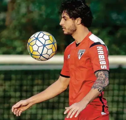  ?? Ale Cabral - 24.jun.16/Agif ?? O volante Hudson, de 28 anos, participa de treinament­o do São Paulo no CCT da Barra Funda; ele afirma que a equipe não pode oscilar tanto na temporada e destaca a importânci­a de ganhar do Juventude hoje