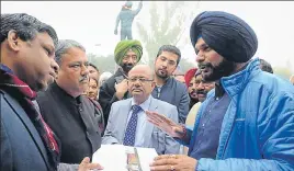  ?? PARDEEP PANDIT/HT ?? Local bodies minister Navjot Singh Sidhu interactin­g with SBS Nagar DC Amit Kumar at Khatkar Kalan on Friday.