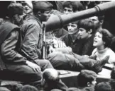  ??  ?? Manifestan­tes se enfrentan a tanques soviéticos en Praga en 1968.BETTMANN (GETTY)