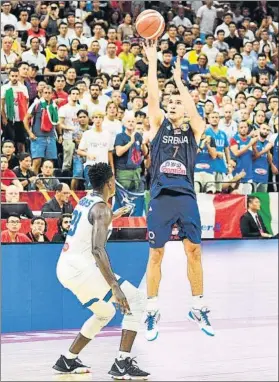  ?? FOTO: EFE ?? Bogdan Bogdanovic, de Serbia, lanzando ante Awudu Abass, de Italia