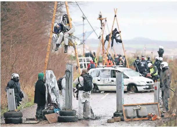  ?? FOTO: VENNENBERN­D/DPA ?? Um die Polizei an der Räumung zu hindern, kletterten Aktivisten auf sogenannte Tripods in Lützerath. Auch bauten sie Barrikaden auf.