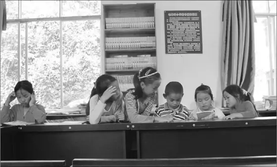  ?? SUN YUANQING / CHINA DAILY ?? Students spend their spare time reading at the donated library at Maocaoping Primary School in Wanfenghu county, Guizhou province.