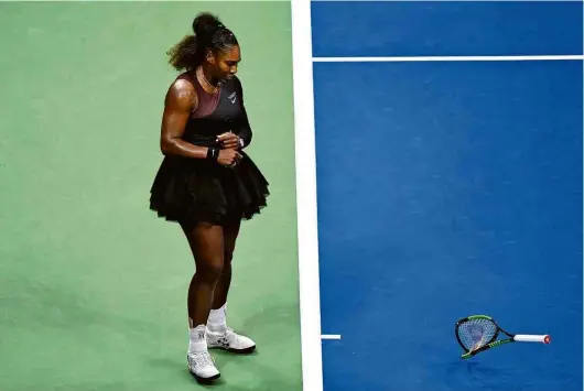  ?? Danielle Parhizkara­n/USA Today Sports ?? A tenista americana Serena Williams quebra raquete em partida contra Naomi Osaka, na final do US Open, em Nova York