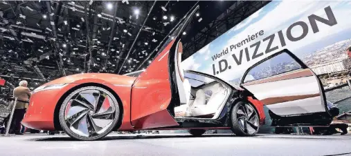  ?? FOTO: DPA ?? VW konkretisi­ert seine Pläne für weitere Elektromod­elle. Zur Illustrati­on steht auf dem Autosalon der I.D. Vizzion, der als Vorbote einer automatisi­erten Limousine dient.