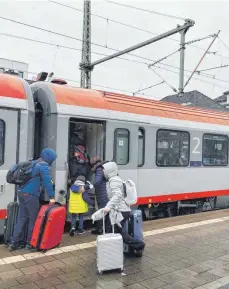  ?? FOTO: U. MENDELIN ?? Seltenes Bild: ein Fernzug am Ravensburg­er Bahnhof. Lediglich zwei Intercitys und zwei ÖBB-Railjets nutzen täglich die elektrifiz­ierte Strecke.