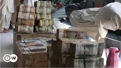  ?? ?? Money exchange dealers have been hit hard following the fall in value of the afghani currency