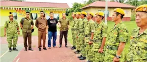  ??  ?? BARISAN pegawai memberikan taklimat kepada anggota rela.