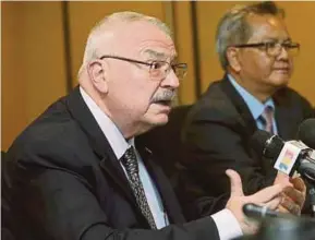  ?? PIC BY ZULFADHLI ZULKIFLI ?? US-Asean Business Council regional managing director Michael Michalak (left) at a media briefing in Kuala Lumpur yesterday.