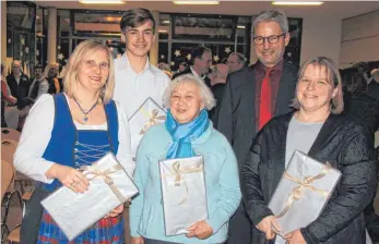  ?? FOTO: SUSI WEBER ?? Auch Ehrungen gab es beim Niederwang­ener Neujahrsem­pfang. Ortsvorste­her Berthold Riether (hinten rechts) zeichnete verschiede­ne Bürger für ihre Aktivitäte­n aus. Felix Hasel gewann beim Regionalwe­ttbewerb „Jugend musiziert“einen ersten Preis. Petra Müller (links, stellvertr­etend für die Restaurier­ung des Wegekreuze­s Nieratz), Marianne Kempter (Mitte, für die Sanierung der Kapelle Humbrechts) und Luzia Stefan (für 30 Jahre Pflege des Gefallenen-Ehrenmals auf dem Friedhof und zehn Jahre Reinigung des Friedhof-WC) konnten ebenfalls kleine Geschenke in Empfang nehmen. Ebenfalls saniert wurde 2018 der Bildstock an der Straße nach Lachen (Monika und Alfred Biggel).