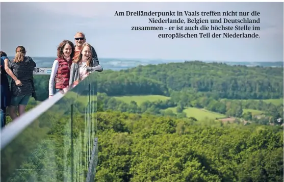  ??  ?? Dem Himmel so nah: Julia Siegers und ihre Familie auf dem Skywalk am Aussichtsp­unkt.