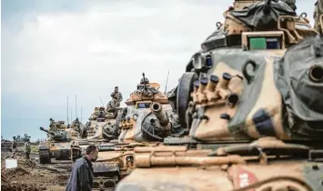  ?? Foto: Bulent Kilic, afp ?? Bodenoffen­sive gegen Kurden: Türkische Panzer fahren an der türkisch syrischen Grenze auf.
