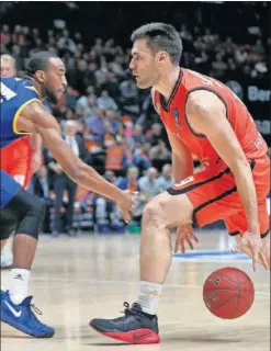  ??  ?? HÉROE. Fernando San Emeterio fue el mejor ante el Khimki.