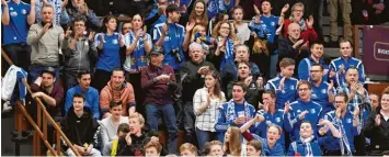  ?? Foto: Ernst Mayer ?? An den Lilien Fans hat es nicht gelegen, dass ihre SSV Glött schon im Viertelfin­ale die Segel streichen musste.