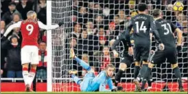  ?? AP ?? ▪ Arsenal's Alexandre Lacazette (left), fails to score past Manchester United goalkeeper David de Gea, during their match in London on Saturday.