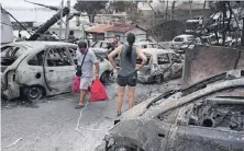  ?? AP ?? Grecia amaneció devastada por el fuego. Coches y viviendas han quedado totalmente arrasados por las llamas I