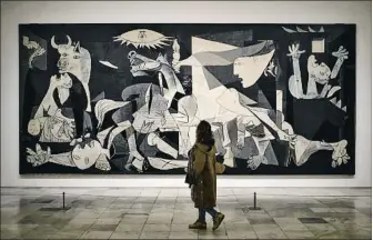  ?? FRANCISCO SECO / AP ?? El Gernika de Picasso i Avions negres, d’Horacio Ferrer, van ser exposats al pavelló de la república a París (1937)