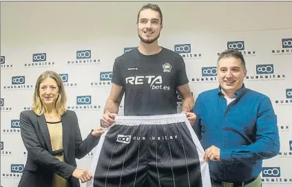  ?? FOTO: JUAN ECHEVERRÍA ?? Refuerzo y acuerdo Leonardo Demetrio muestra unos pantalones con el nuevo sponsor, junto a Eva Caballero y Rafa Pueyo