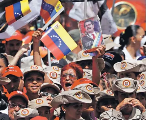  ??  ?? ► Los seguidores de Maduro salieron ayer a las calles en señal de apoyo, pero el Presidente no apareció.