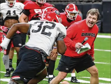  ?? CURTIS COMPTON / CCOMPTON@AJC.COM ?? UGA coach Kirby Smart encourages linebacker Monty Rice at practice Saturday for the Sugar Bowl in New Orleans. Smart intentiona­lly made it hard to determine who was practicing and who was not.