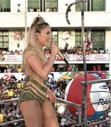  ?? Elias Dantas/Ag. Haack ?? » HONRARIA A cantora Claudia Leitte canta no trio elétrico no circuito Barra-Ondina, na inauguraçã­o oficial da festa do Carnaval em Salvador nesta quinta-feira (8)