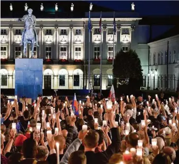  ??  ?? Zehntausen­de Polen demonstrie­rten in den vergangene­n Wochen im gesamten Land für die Unabhängig­keit der Justiz