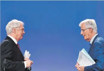  ?? FOTO: AFP ?? Keine Annäherung: EU-Chefunterh­ändler Michel Barnier (re.) und der britische Brexit-Minister David Davis. Bevor nicht drei Grundsatzp­robleme geklärt sind, geht es nicht weiter mit den Zukunftsge­sprächen.