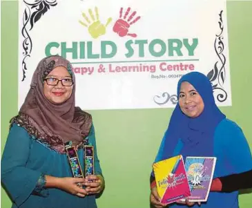  ??  ?? AHLI Terapi Jurukerja Child Story Therapy Center Rohaiza Azreen Saaid (kiri) dan Dazrina cekal perkenalka­n kaedah pensel cakar untuk kanak-kanak autisme belajar menulis.